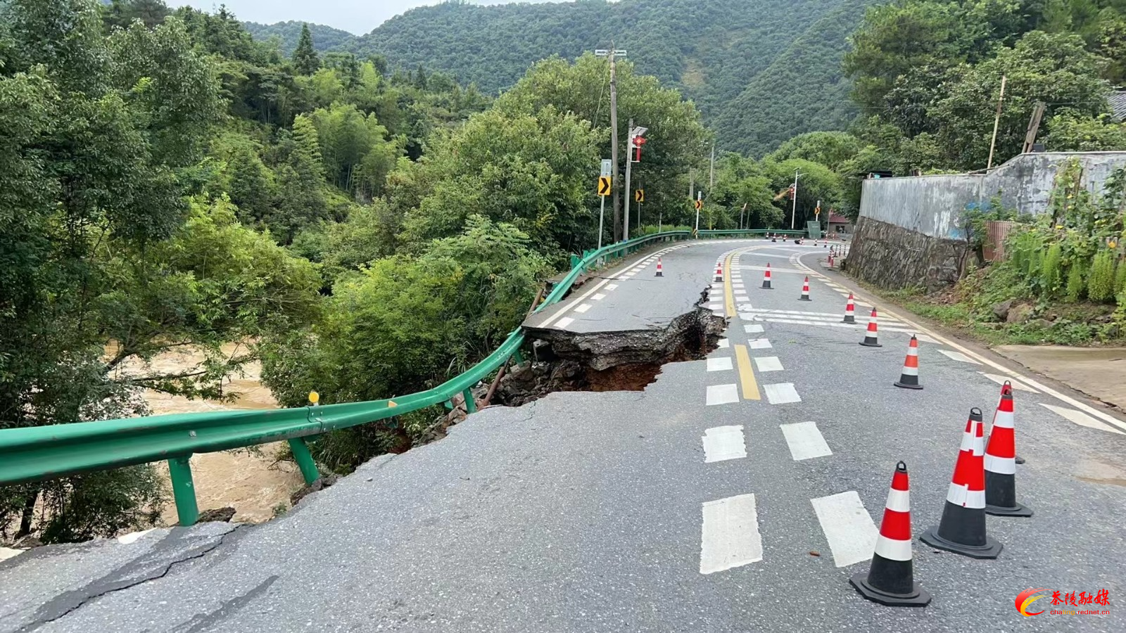 7月28日，县交通事务中心集结全体干部职工对管养路段再次开展全面巡查，加强对地质灾害易发路段、受强降雨影响路段及道路安全隐患情况进行摸排。