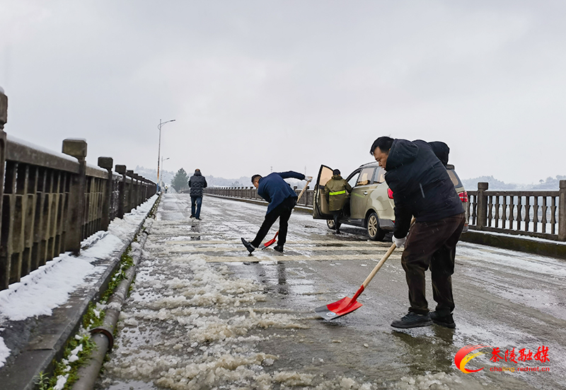 1月22日，舲舫乡广大党员干部积极应对因冰雪极端天气造成的风险隐患，全力开展保安全、保畅通、保民生、保生产工作。