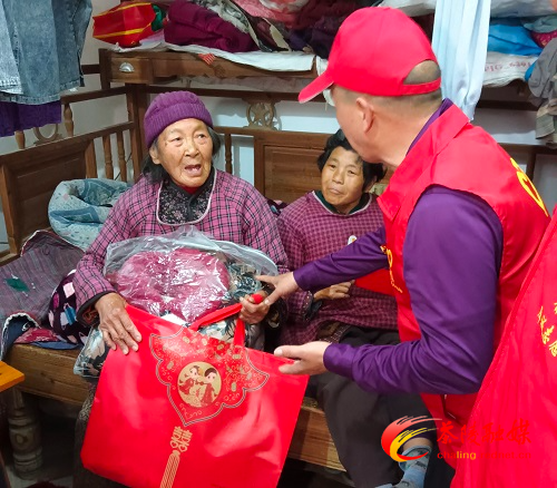 “我这个女儿生下来一直瘫痪，都是我在照顾她生活，感谢你们这些穿红马甲的志愿者和爱心人士经常关心我们母女俩，使我们感受到社会的温暖。” 88岁的彭奶奶感激地说道。